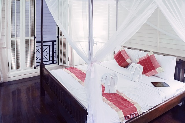 ** Hotel vs. Airbnb: Które opcje zakwaterowania są bardziej przyjazne introwertykom podczas "bleisure"? Porównanie i analiza - 1 2025